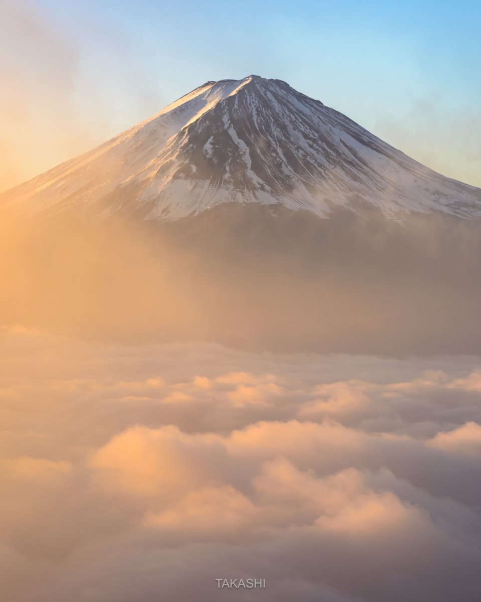 🗻
霧晴れて雲海

The fog clears and Mount Fuji appears above the sea of ​​clouds.