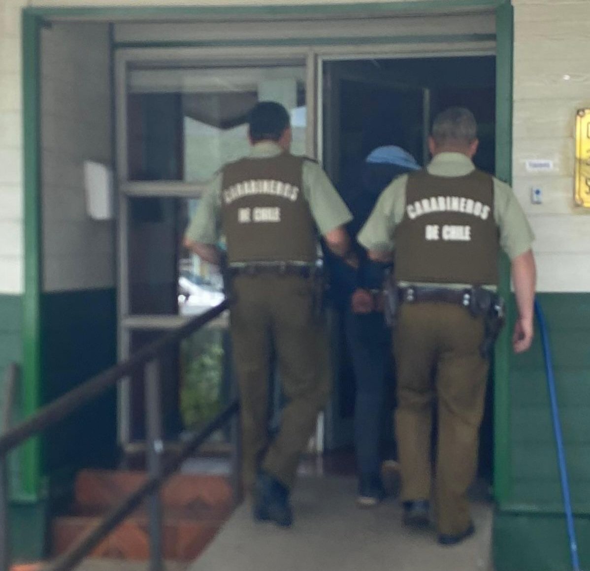 ⚠️ En calle Tegualda de #Paillaco, Carabineros de la  Subcom de esa comuna detuvo a sujeto que mantenía una orden de aprehensión vigente por el delito de robo en lugar no habitado, siendo trasladado al Ctro  Penitenciario Llancahue para el cumplimiento de condena.
#OrdenyPatria