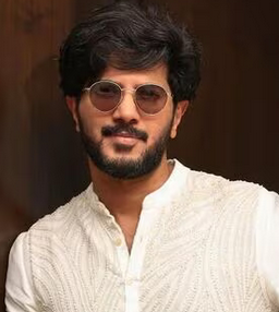 Pradeeepkumar's tweet image. ഫാനിസം മാറ്റി ചിന്തിച്ചാൽ മലയാള സിനിമ അന്യസംസ്ഥാനങ്ങളിലും വിദേശരാജ്യങ്ങളിലും  ഏറ്റവും കൂടുതൽ ശ്രദ്ധിക്കപ്പെട്ടത് മമ്മൂട്ടി സിനിമകളിലൂടെ ആണെങ്കിൽ,വാണിജ്യപരമായി  മുന്നിലെത്തിയത് മോഹൻലാൽ സിനിമകളിലൂടെ ആയിരുന്നു.പക്ഷേ ഈ2ഘടകങ്ങളും ഇന്ന് ഒരാളിലൂടെ സാധ്യമാവുന്നു @dulQuerഎന്ന brand  ലൂടെ.