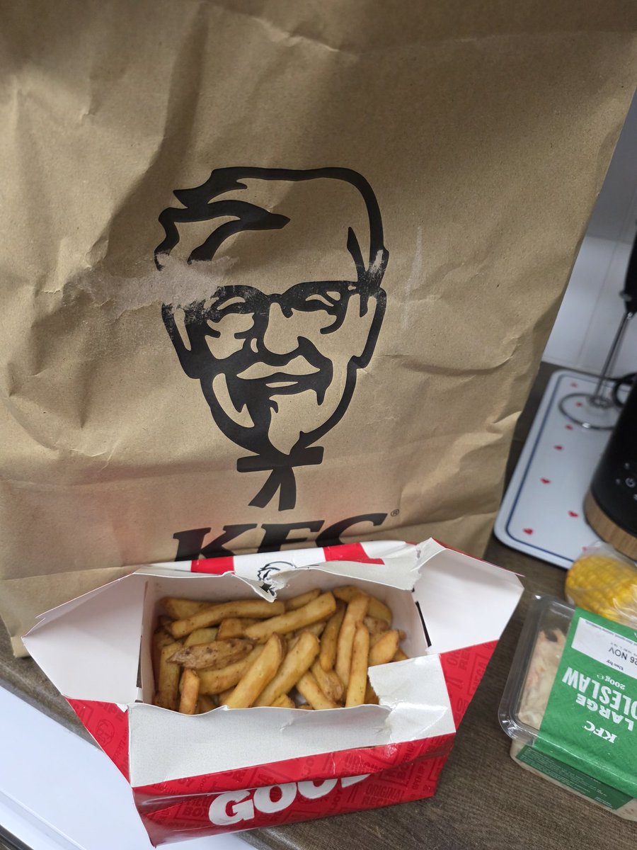 LatinDJg's tweet photo. @KFC_UKI are you serious this is 4 regular fries in a small box for 4 people??? Talk about #shrinkflation this is ridiculous. This is barely the size of 2 regular fries received #delivery https://t.co/ZUhGxT7a1T