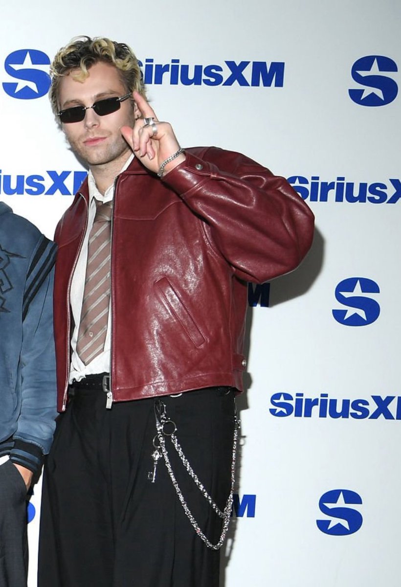 boyanthology's tweet image. y’all why does luke have a key and michael a lock…??? GET A ROOM