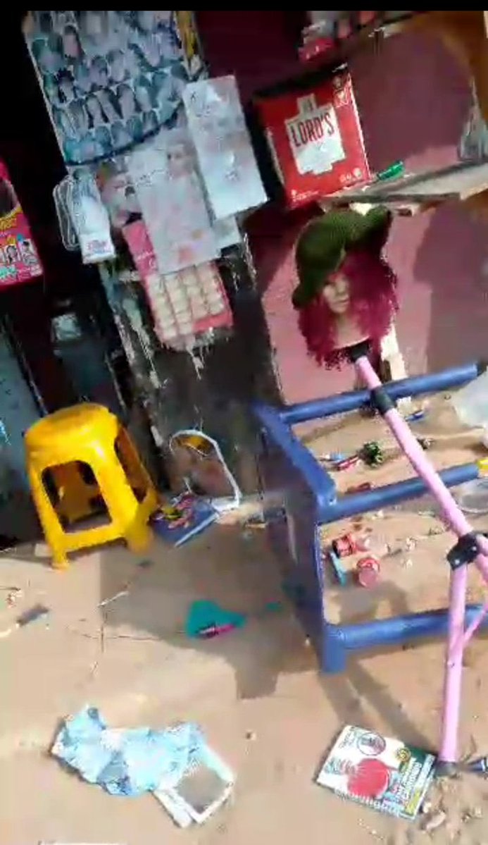 PO_GrassRootM's tweet image. A lady att@cked by bandits in Asaba is narrating her experience, as shops were also destroyed.