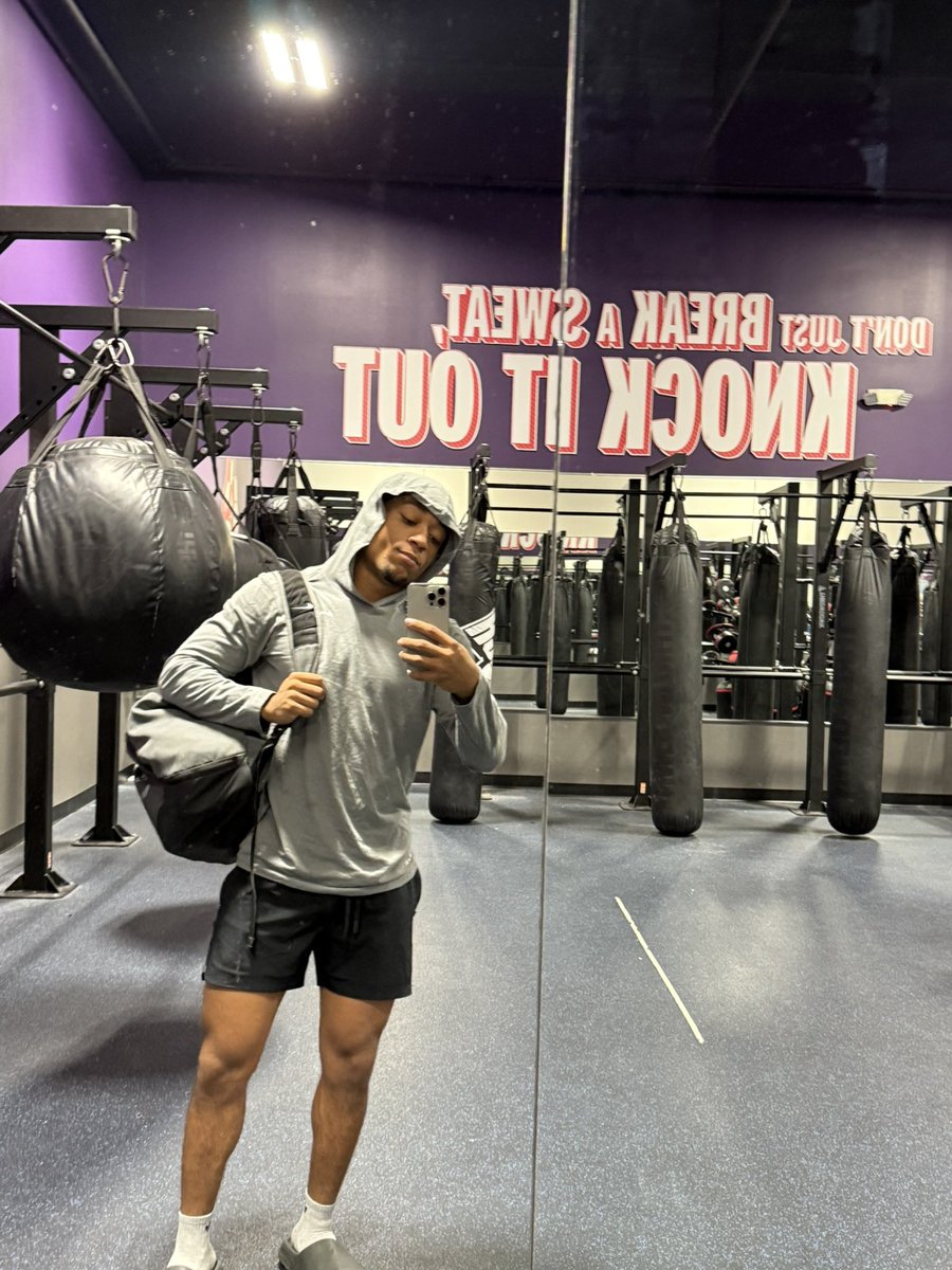 chrishon__'s tweet photo. Me + The Gym = 🔥 https://t.co/q8wUD15Owh