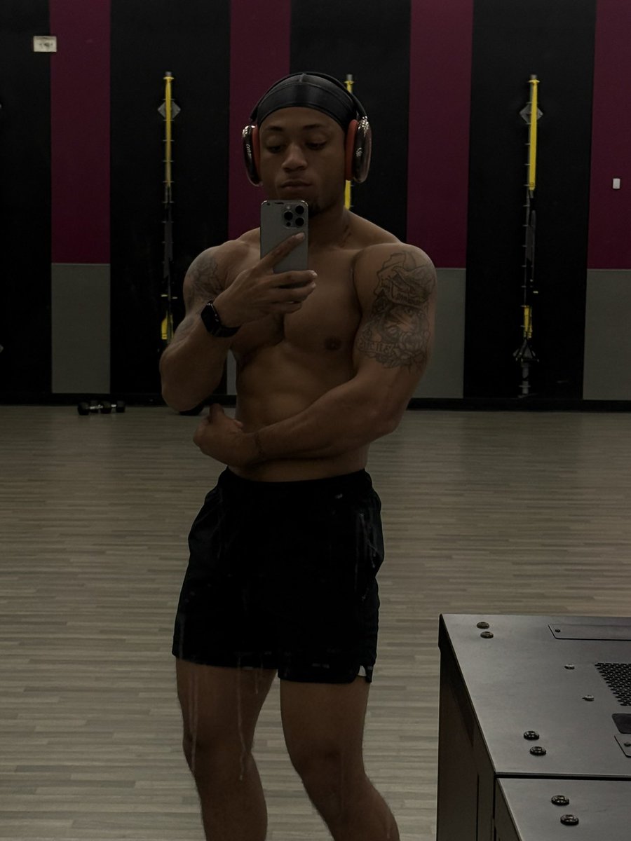 chrishon__'s tweet photo. Me + The Gym = 🔥 https://t.co/q8wUD15Owh