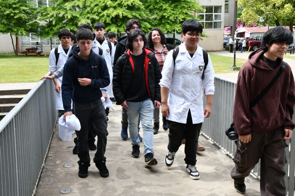 Una visita sorpresa realizó el Rector de la Universidad Austral de Chile, Dr. Egon Montecinos, a una delegación de estudiantes del Liceo Bicentenario de Excelencia Rodulfo Amando Philippi de Paillaco que se encontraba conociendo el Laboratorio de Anatomía de la Facultad de