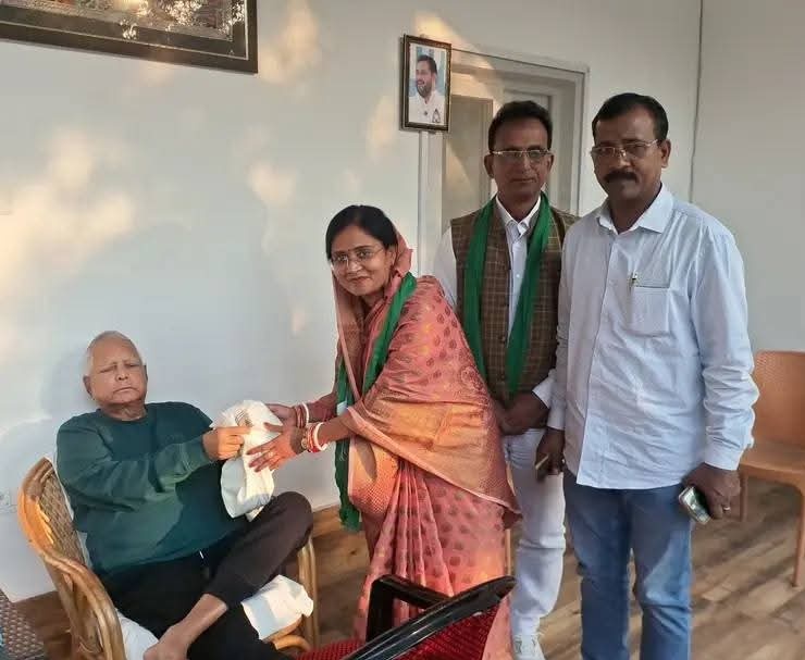 सरदार अशोक महतो जी, और अनीता जी आज सामाजिक न्याय के योद्धा लालू प्रसाद यादव जी से जीत के बाद आशीर्वाद लेने पहुंची।