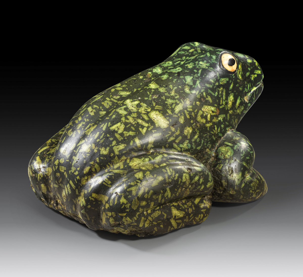 OptimoPrincipi's tweet image. A remarkable Roman statuette of a frog sculpted in rare green porphyry. Also known as &apos;Spartan basalt&apos;, the striking volcanic stone was found only in a single quarry near the village of Krokees in the Peloponnese, and was rarely used for figurative sculptures in antiquity owing…