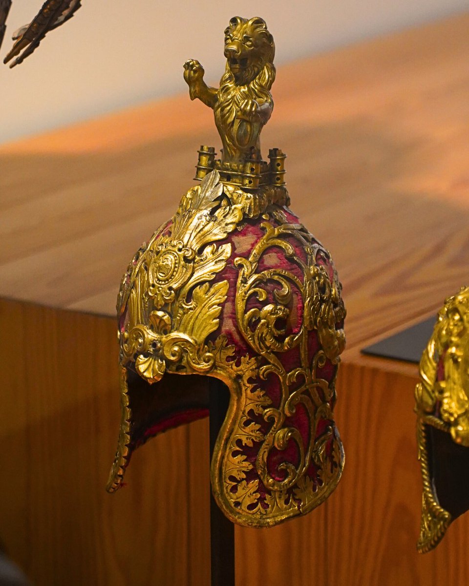 MuseeArmee's tweet photo. [#BelObjet] English below 🇬🇧👇Cette somptueuse barbute richement ornée aurait été réalisée au milieu du XVIᵉ siècle, à partir d’un casque datant de la seconde moitié du XVe siècle. ✨

⚜️D’origine vénitienne, elle a totalement perdu sa fonction défensive avec l’ajout d’un majestueux lion sculpté au sommet du casque. Toute la surface métallique est recouverte d’un luxueux velours rouge, lui-même orné de multiples décorations appliquées.

🏆Très impressionnant, cet objet devait être remis comme trophée au vainqueur d’un exercice de joute.

🌎This sumptuous, richly decorated barbute helmet is thought to have been made in the mid-16th century, based on a helmet dating from the second half of the 15th century.✨

⚜️Of Venetian origin, it completely lost its defensive function with the addition of a majestic lion carved at the top of the helmet. The entire metal surface is covered with luxurious red velvet, itself adorned with multiple applied decorations.

🏆 This impressive object would have been presented as a trophy to the winner of a jousting tournament.

#MuseeArmee #Invalides #musee #museum