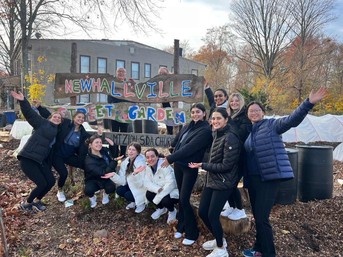 Bobcats in the Community 😺 

This morning, we volunteered at the Newhallville Street Garden in New Haven! 

#BobcatNation