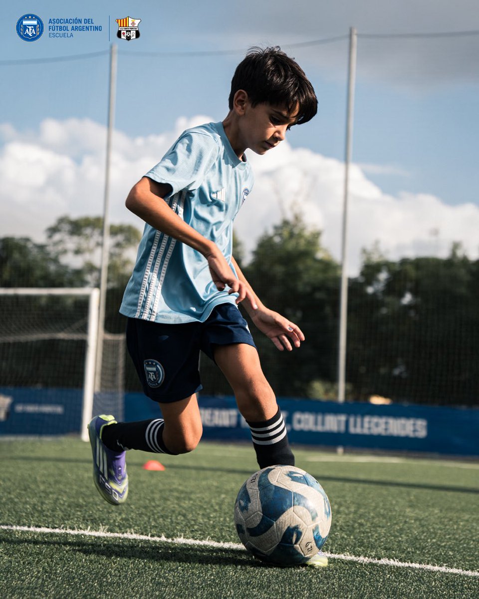 UcfSanta's tweet image. Técnica, velocidad y decisión 💥

#MetodologíaAFA #EscuelaDeFútbol #DesarrolloDeTalento #FútbolFormativo