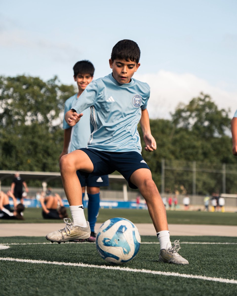 UcfSanta's tweet image. Técnica, velocidad y decisión 💥

#MetodologíaAFA #EscuelaDeFútbol #DesarrolloDeTalento #FútbolFormativo