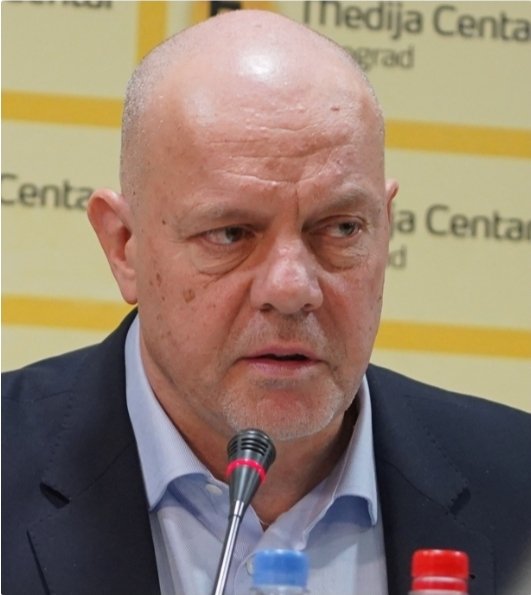 Vučićev ološ koji glumi opoziciju.

Jebem mater svakom ko je ikada glasao za ove nestorovićeve okote