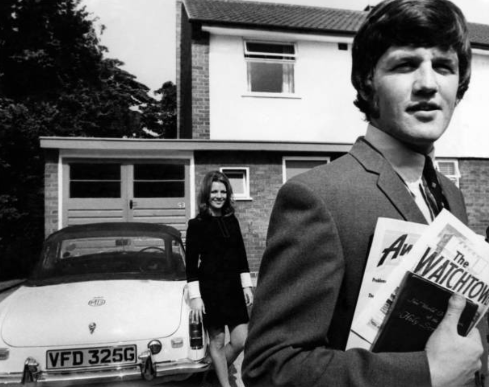 WolvesOnThisDay's tweet image. 📸 June 1969. Peter Knowles pictured with his wife Jean on their rounds speaking the beliefs of Jehovah&apos;s Witnesses

Three months later &apos;God&apos;s footballer&apos; announced his retirement from the game aged 24

#Wolves | #WWFC