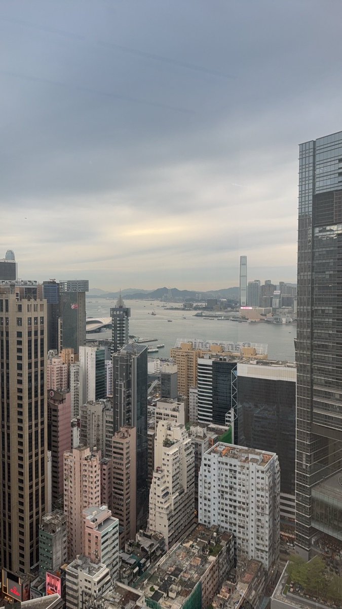 memeking_lambda's tweet photo. 今天请了香港有名的风水大师
来看了新办公室

南山北水
大财局

月底装修完了
欢迎来港的弟兄们来约

铜锣湾利园LV楼上 https://t.co/EtYLAamzfj