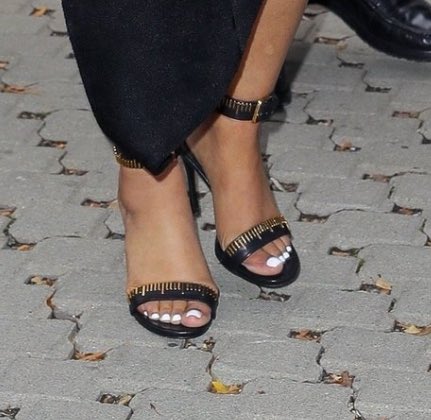 YSLONIKA's tweet image. 