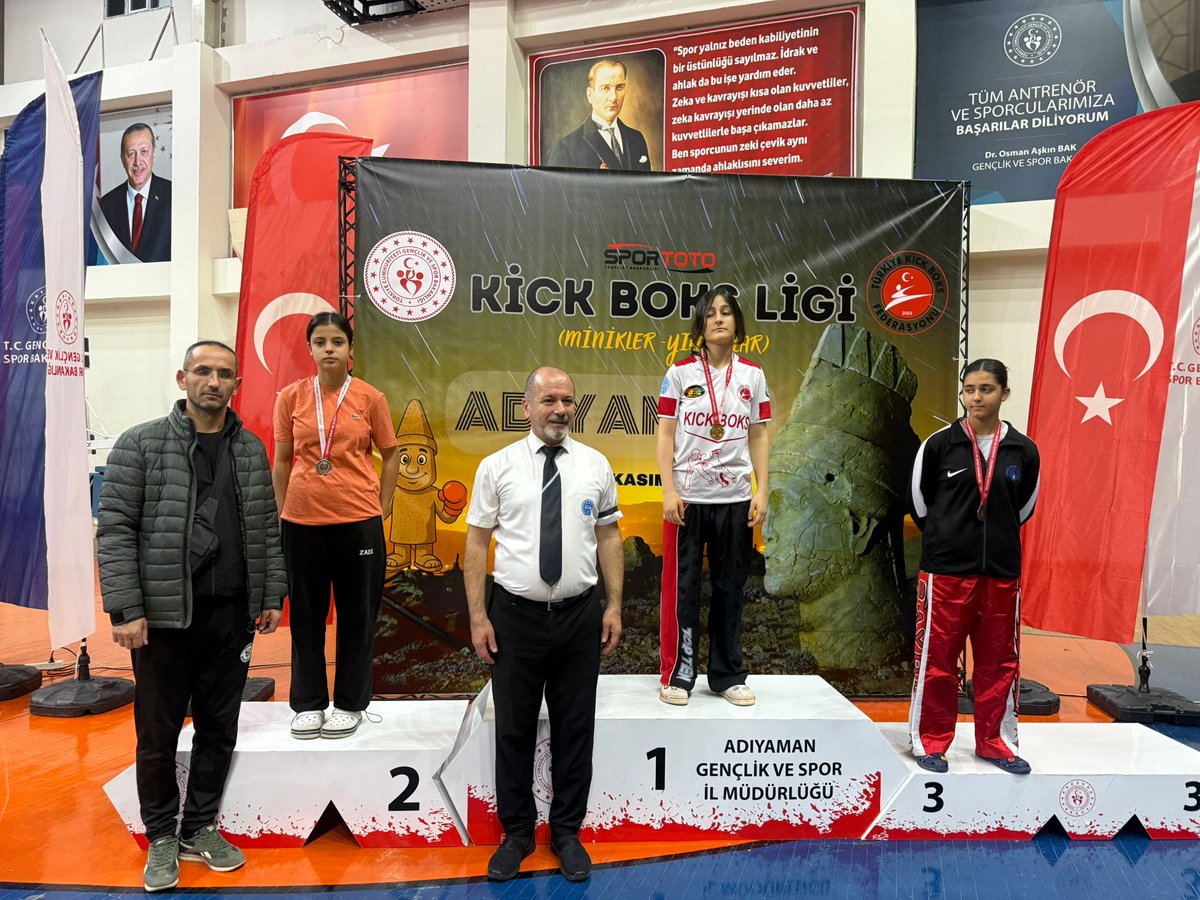 Adıyaman da yapılan Spor Toto Kickboks ligi Şampiyonasında Kulübümüz Sporcusu Ayşe Hümeyra Ateş Kickboks branşı Point fight Kategorisi 55kg sıkletinde 2. Olmuştur.
Kendisini ve ailesini tebrik ediyoruz 👏👏
#Kickboks 
#pointtfigth 
#şampiyon 
#aydoğansporkulübü 
<a href="/gencliksporbak/">Gençlik ve Spor Bakanlığı 🇹🇷</a>