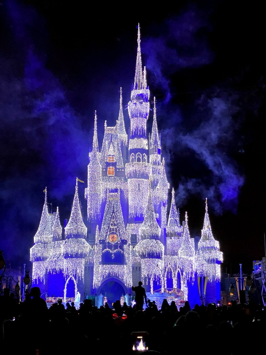 NeverlandNotes's tweet image. Cinderella Castle + Christmas lights = Perfect. Missing that view. Maybe Disney will eventually bring it back? ✨🎄