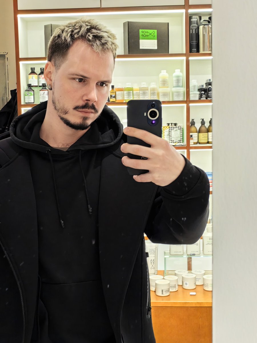 Выходим из блонда по  методичке.
До/после стрижки

Первое фото еще полетит в отзывы на трусы.