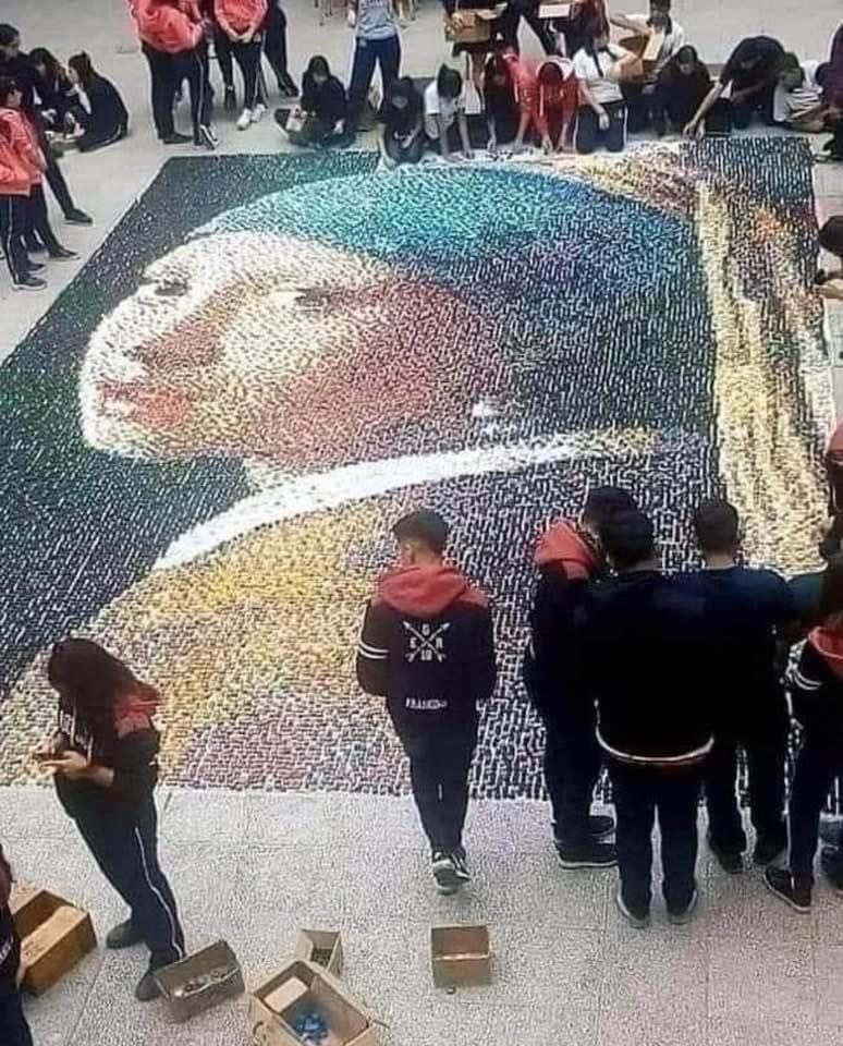 Leerlingen van een kunstacademie in Argentinië hebben allen “Het meisje met de parel" gereproduceerd
met de dopjes van plastic flessen.