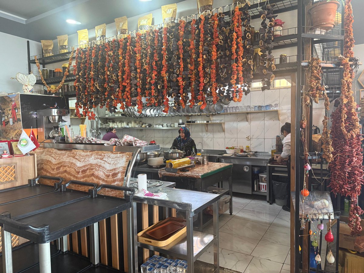 📍Yüksekova

Demeter Tarımsal Kalkınma Kadın Kooperatifi’ni ziyaret ederek yürüttükleri örnek çalışmaları yerinde inceledik.

Emekleriyle bölgesel ve tarımsal kalkınmaya katkı sunan tüm kadın girişimcilerimizi tebrik ediyor, başarılarının artarak devamını diliyorum. 🇹🇷