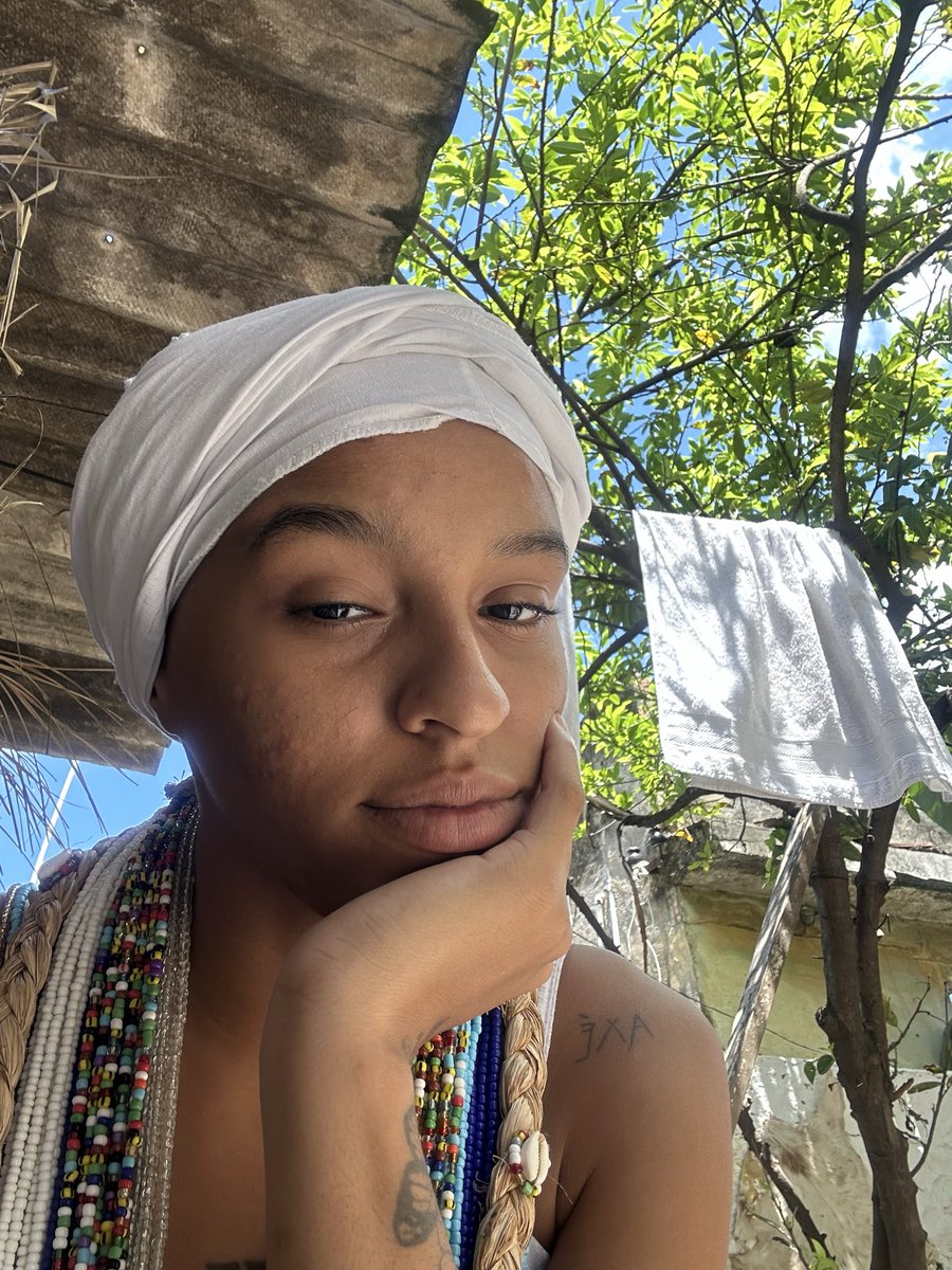 “Majé kó bajé 
Majé kó aro 
Majé kó bajé o 
Iye ijó yi, iye ijó yi” 
Não me permita aprender a corromper 
Não me permita aprender tristezas 
Não me permita aprender a corromper 
Senhor do dia e da vida, senhor do dia e da vida 
🤍