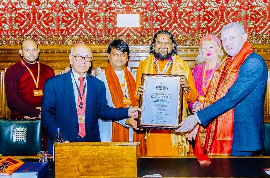 Jagadguru Shankaracharya Raghaveshwara Bharati Sri tweet media