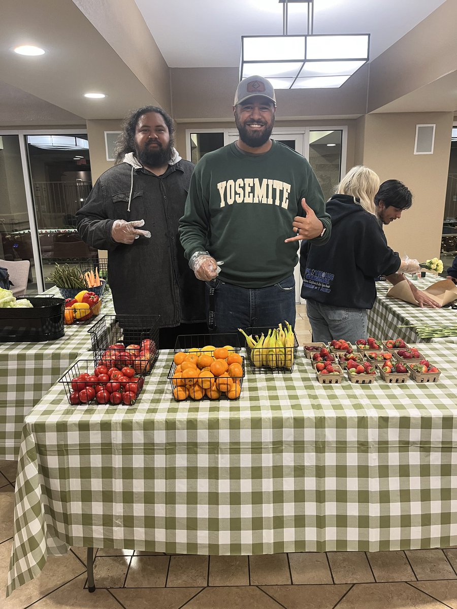 ECTrashporter's tweet photo. Helping our friends at @uvillagefres with their Hangout Harvest Event🍎🍓🌽🥕

Providing fruits, vegetables, flowers and pizza for the residents last night. https://t.co/imu2gVdeKf