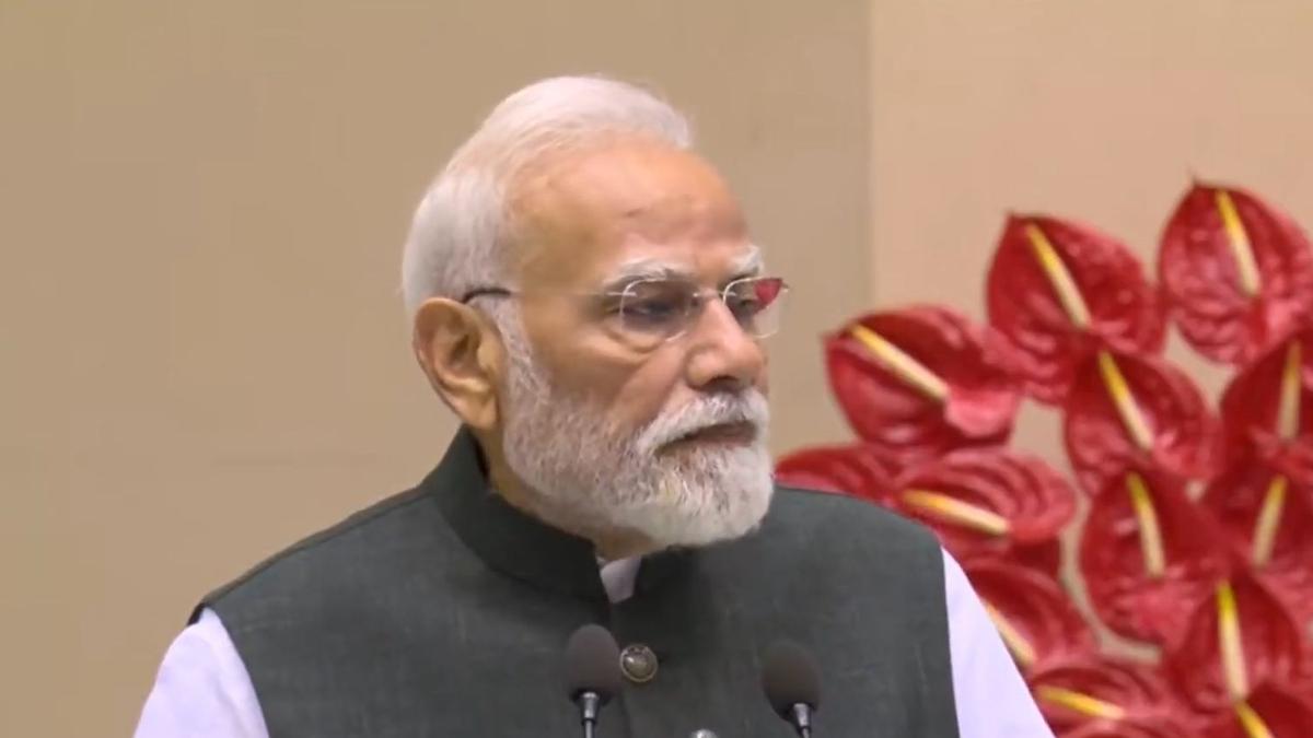 फर्जी पैनकार्ड में सात साल की जेल होगी तो फर्जी डिग्री पर सारी हेकड़ी निकल जाएगी सत्ता तो बदलने दो 
अति तो रावड की भी नहीं रही 
स्मृतिईरानी के ऊपर भी केस होना चाहिए