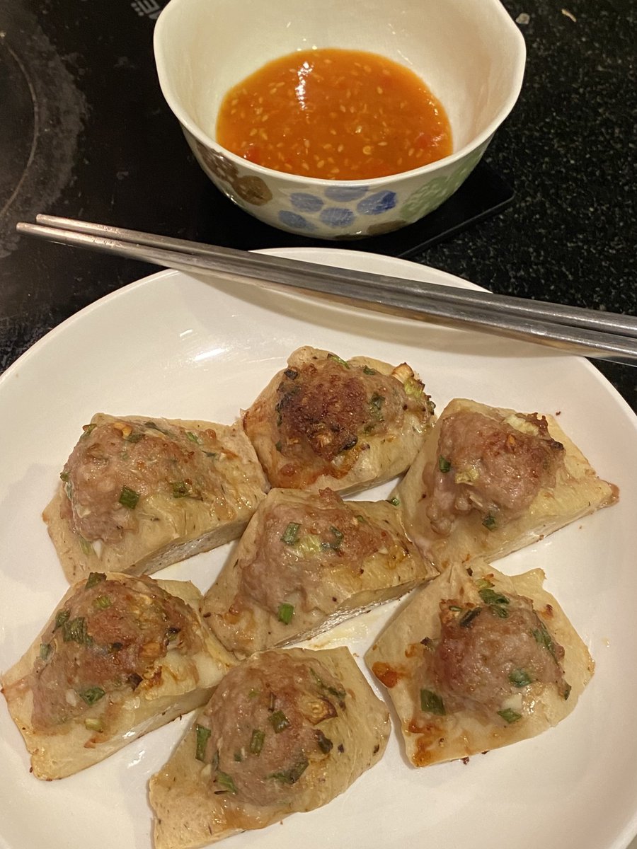 kinwithamy's tweet image. เต้าหู้โมคิลองเอามาทำเต้าหู้ยัดไส้แล้วอบในหม้อทอดคือดีงามมม เต้าหู้เนื้อหนึบๆดึ๋งๆ จิ้มกับน้ำจิ้มสุกี้ อาโหร่ยยย แต่เหนื่อยตอนยัดไส้สุดๆ 5555