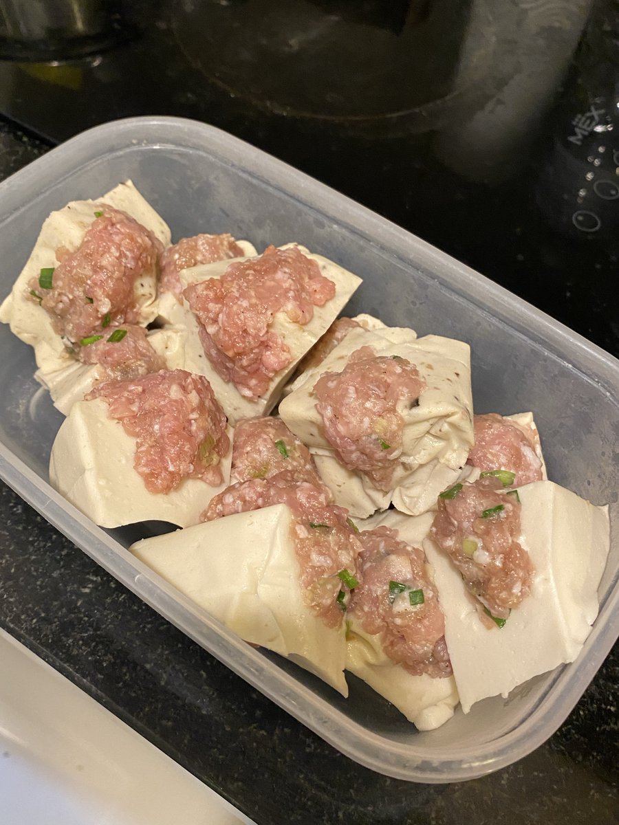 kinwithamy's tweet image. เต้าหู้โมคิลองเอามาทำเต้าหู้ยัดไส้แล้วอบในหม้อทอดคือดีงามมม เต้าหู้เนื้อหนึบๆดึ๋งๆ จิ้มกับน้ำจิ้มสุกี้ อาโหร่ยยย แต่เหนื่อยตอนยัดไส้สุดๆ 5555