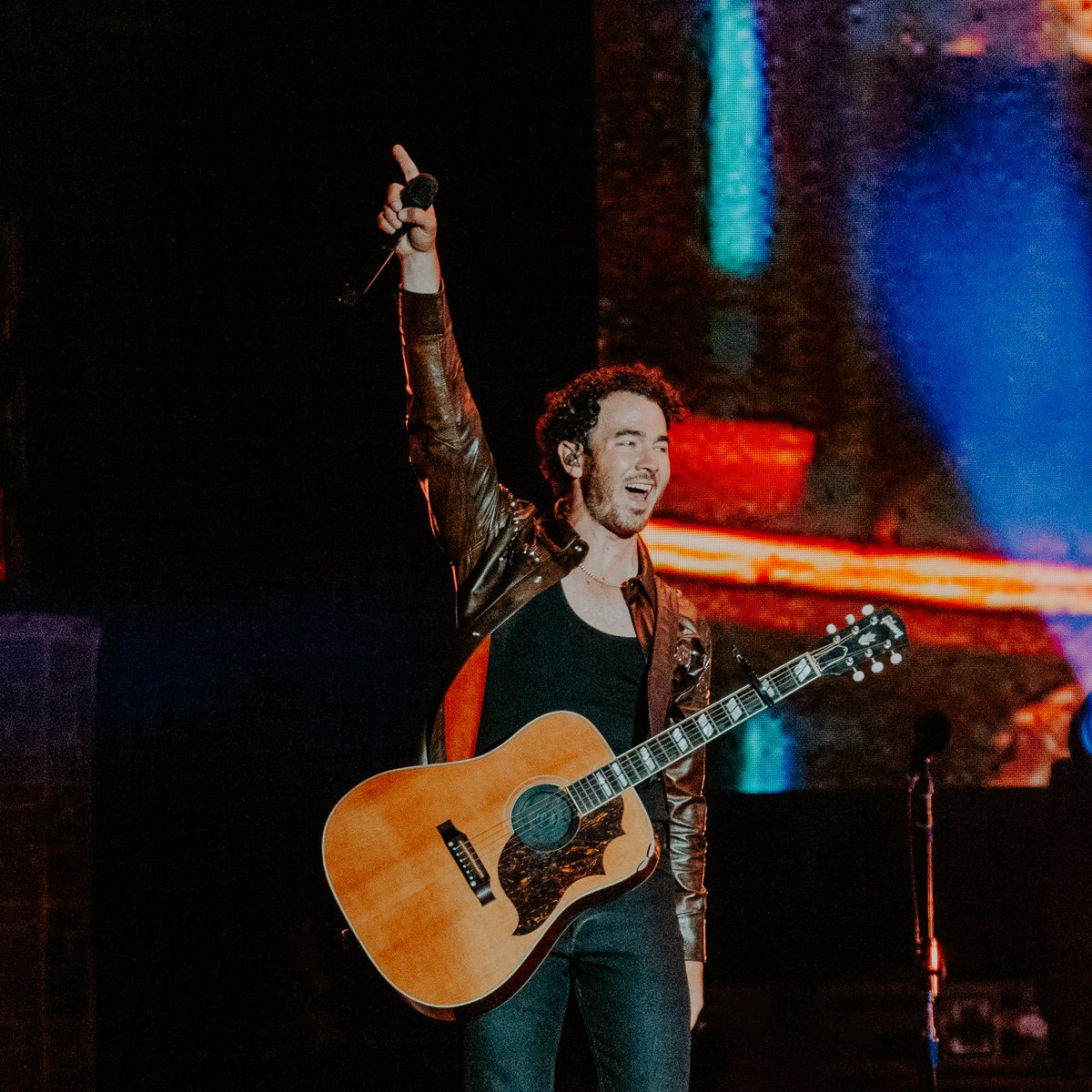 iHeartRadio tweet media