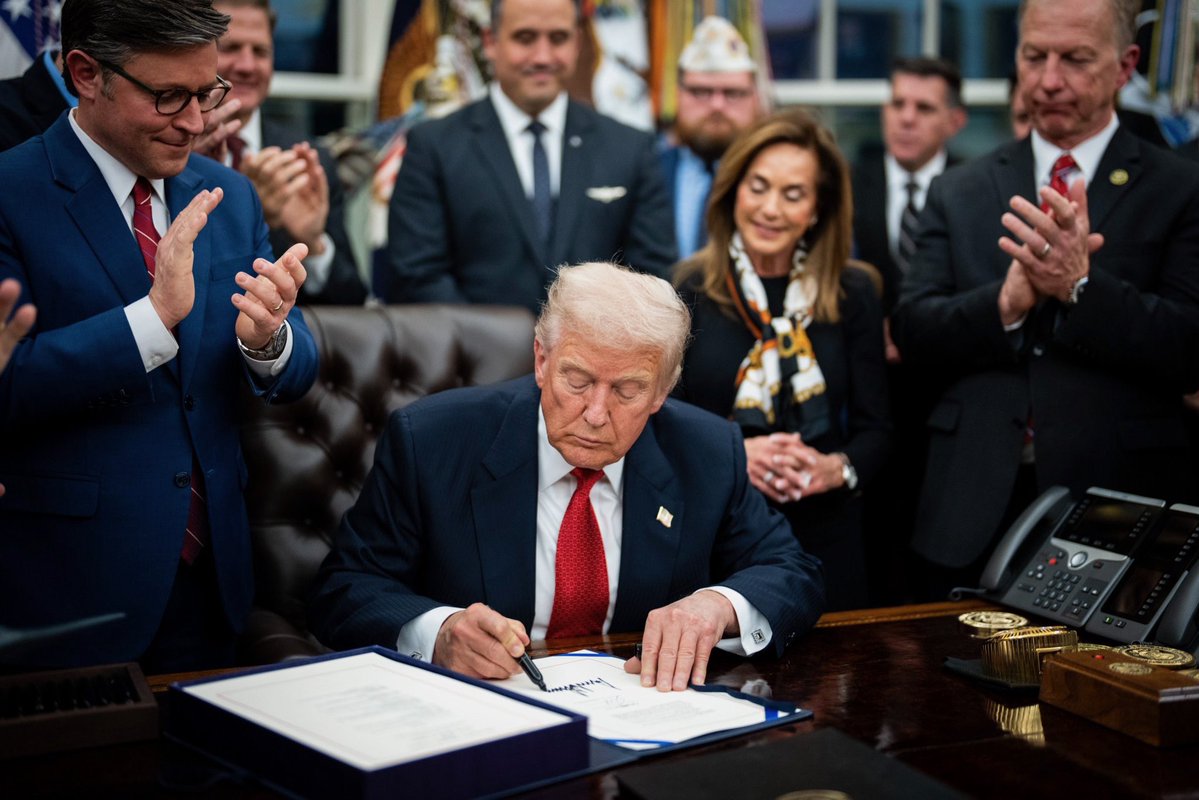 SpeakerJohnson's tweet image. In the first 10 months of the Trump Administration, Republicans and @POTUS have DELIVERED real, positive results for the American people. 

✅ Biggest tax cuts in U.S. history
✅ A STRONG and SECURE border 
✅ Safer cities
✅ Massive regulatory reform
✅ Slashed prices on…