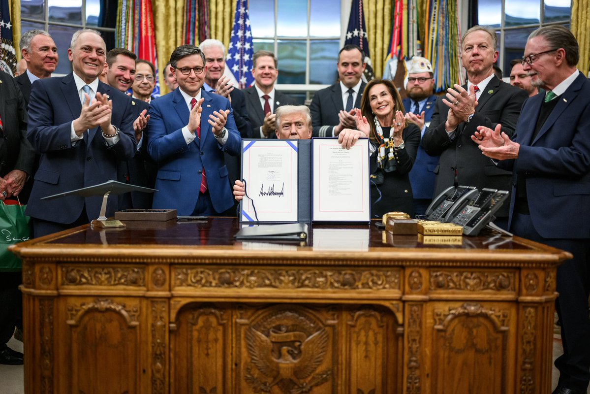 SpeakerJohnson's tweet image. In the first 10 months of the Trump Administration, Republicans and @POTUS have DELIVERED real, positive results for the American people. 

✅ Biggest tax cuts in U.S. history
✅ A STRONG and SECURE border 
✅ Safer cities
✅ Massive regulatory reform
✅ Slashed prices on…