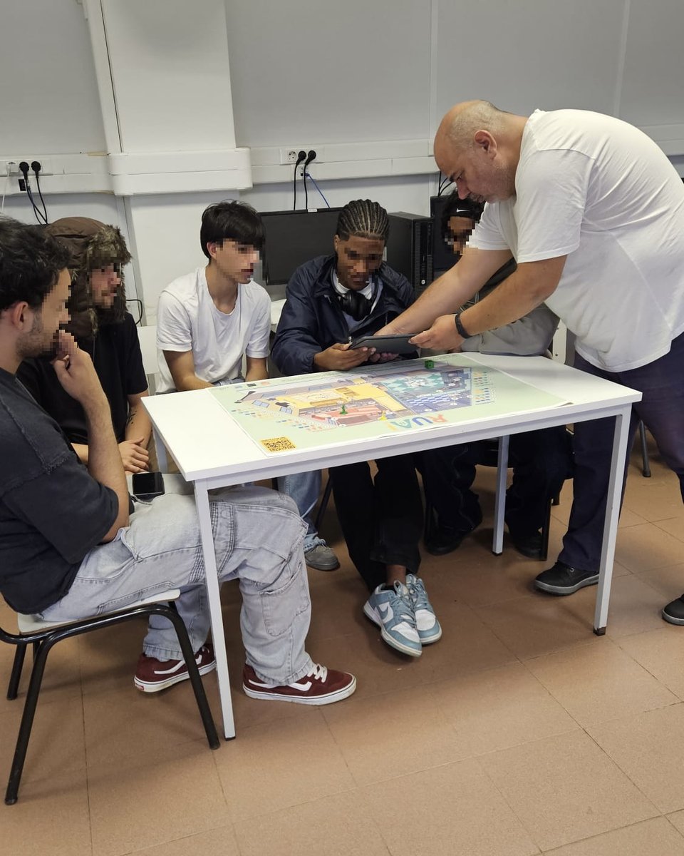 ratoadcc's tweet image. 📸
🇵🇹 A #RatoADCC implementou a primeira sessão de teste do projeto &quot;Rua! - o Jogo do Adulto&quot; em #parceria com  EPBJC.

Atividade é realizada no âmbito do &quot;Comunidades em Ação&quot; promovido pelo @CMSeixal com PRR.

#SempreAAprender
. . .
🇬🇧 Phygital game implementation with #Youth