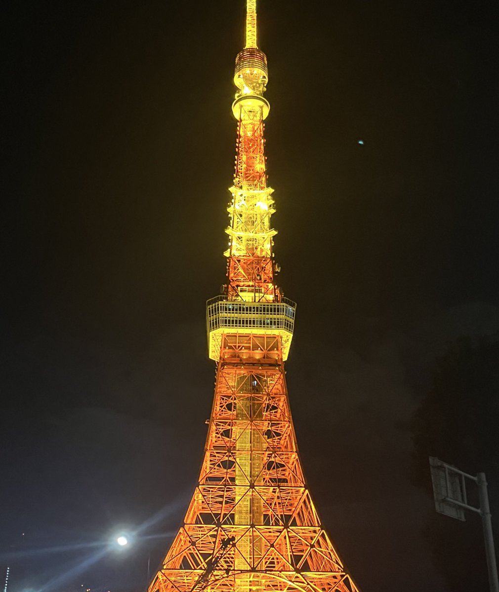 yukichiです♡ こんな近くで初めてみた！！！！って興奮しました。 綺麗なTKYOTOWERやな。
