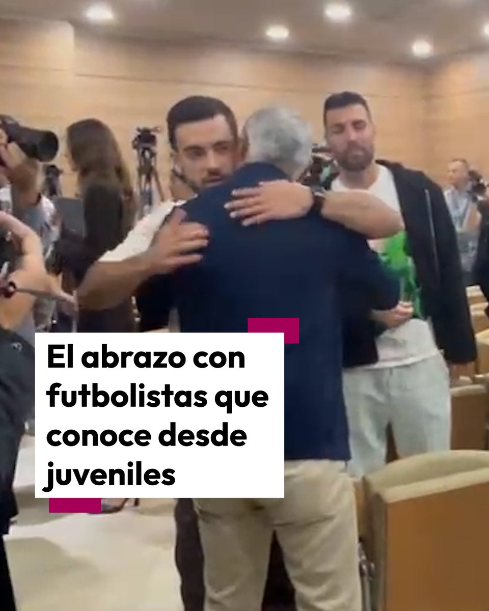 AreaMalaguista's tweet photo. ⚽📷Las imágenes de la última rueda de prensa de 'Pelli': el abrazo con Loren Juarros y las muestras de cariño de futbolistas que conoce desde juveniles.

📲Más información, en https://t.co/Aewt7Jjn4D

#Pellicer #RuedadePrensa #Despedida #Málaga #Fútbol https://t.co/qWQjiwWOPz