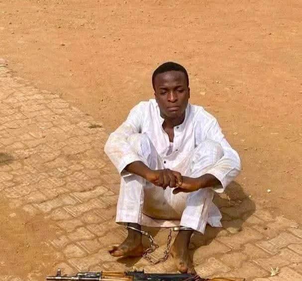 Blessed Paul, wani kirista kenan da jami'an tsaro suka kama acikin tawagar yan bindinga a ƙaramar hukuma Jema'a dake Southern Kaduna

Matsalar Nigeria ba daga musulmi bane 📌

Acikin kowane addini akwai ɓata gari.