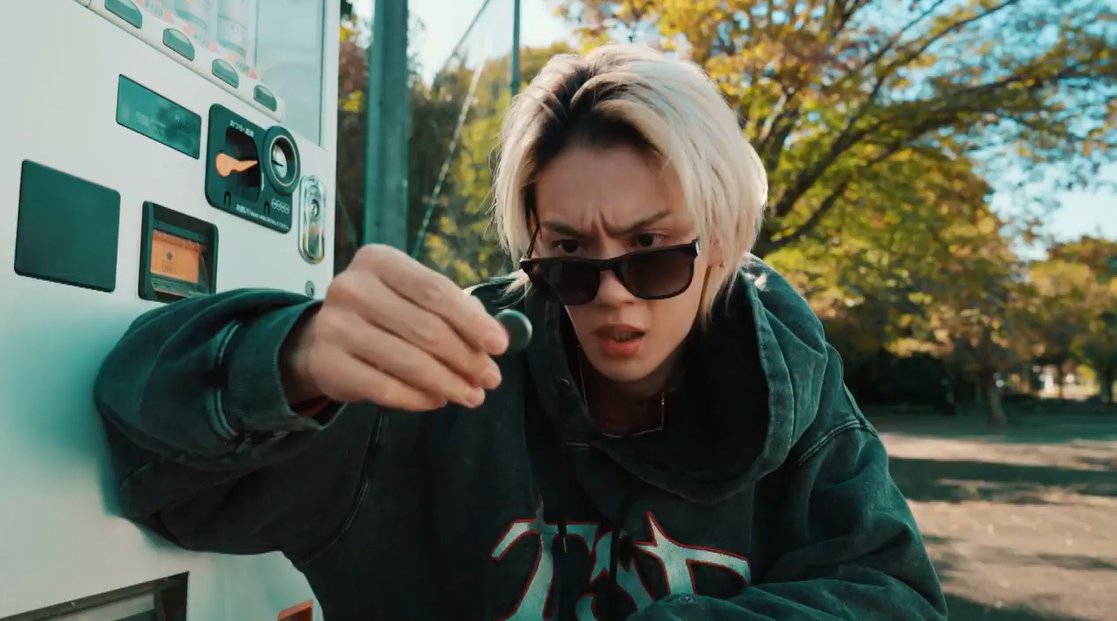 CookieAnnPuppy's tweet image. #ESCAPE
#エスケイプ 
結以と別れて一文無しの大介

地面に這いつくばり自販機の下の小銭を狙い
必死で手繰り寄せたソレはボタン電池

何も食べられず公園の水で腹を満たす
ベンチの外ランチ女子を悔しげに眺め
そしてどんぐりを食べられないか本気で考える

不憫、だけど笑ってしまった😂
#佐野勇斗