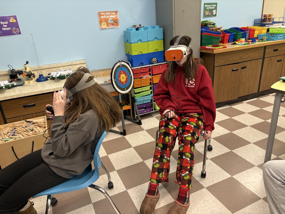 Students using VR headsets to choose where they want to travel. Some choose an encounter with a polar and others choose to be out at sea! Great learning experiences inside of our maker space!