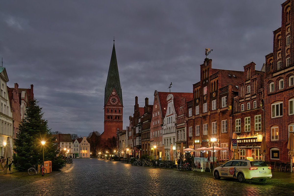 Also diese alten Giebelhäuser im Herzen der Stadt Lüneburg sind immer noch beeindruckend. Dazu die imposante Johanniskirche im Hintergrund. Herrlicher  Abendblick "Am Sande"!
#lüneburg #fotografie #photography