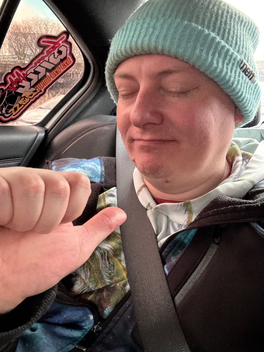 什么东西有两个大拇指，却因为忘记办理登机手续而错过了航班？

这家伙……