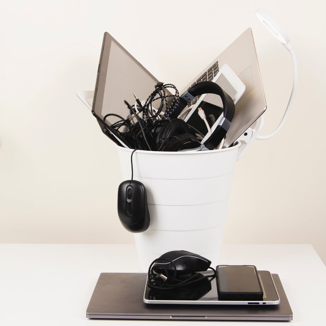 Upgrading tech this Christmas? Don’t bin the old stuff. The UK dumps 11M electricals a week. Reuse (donate/swap), repair (Repair Café Oxfordshire), or recycle (Oxford: clear bag on your bin lid). Do it for the planet. 🌍
#EWaste #RecycleYourElectricals