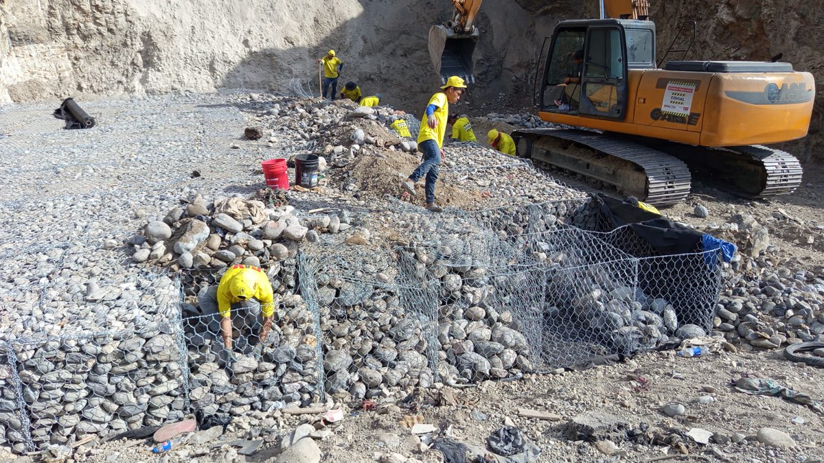 COVIAL_CIV's tweet image. ⚠️⏩ Personal y maquinaria pesada, avanzan con el armado del muro de retención de gaviones para la protección del talud en el km 76.1 de la RN-19, que conecta a Sansare en #ElProgreso con #Jalapa. 👷🏽‍♂️🚜

#MantenimientoQueConecta
#ElPuebloDignoEsPrimero
