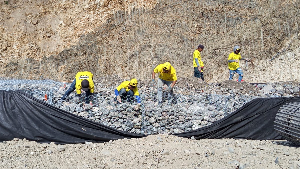 COVIAL_CIV's tweet image. ⚠️⏩ Personal y maquinaria pesada, avanzan con el armado del muro de retención de gaviones para la protección del talud en el km 76.1 de la RN-19, que conecta a Sansare en #ElProgreso con #Jalapa. 👷🏽‍♂️🚜

#MantenimientoQueConecta
#ElPuebloDignoEsPrimero