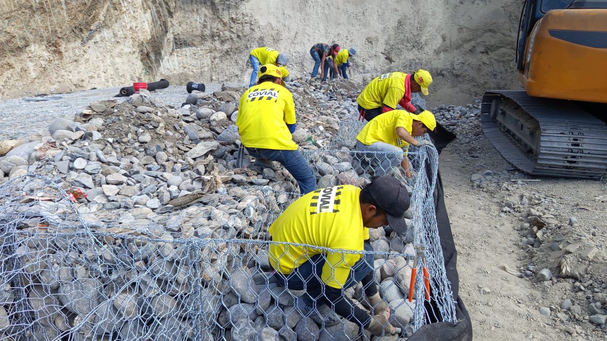 COVIAL_CIV's tweet image. ⚠️⏩ Personal y maquinaria pesada, avanzan con el armado del muro de retención de gaviones para la protección del talud en el km 76.1 de la RN-19, que conecta a Sansare en #ElProgreso con #Jalapa. 👷🏽‍♂️🚜

#MantenimientoQueConecta
#ElPuebloDignoEsPrimero