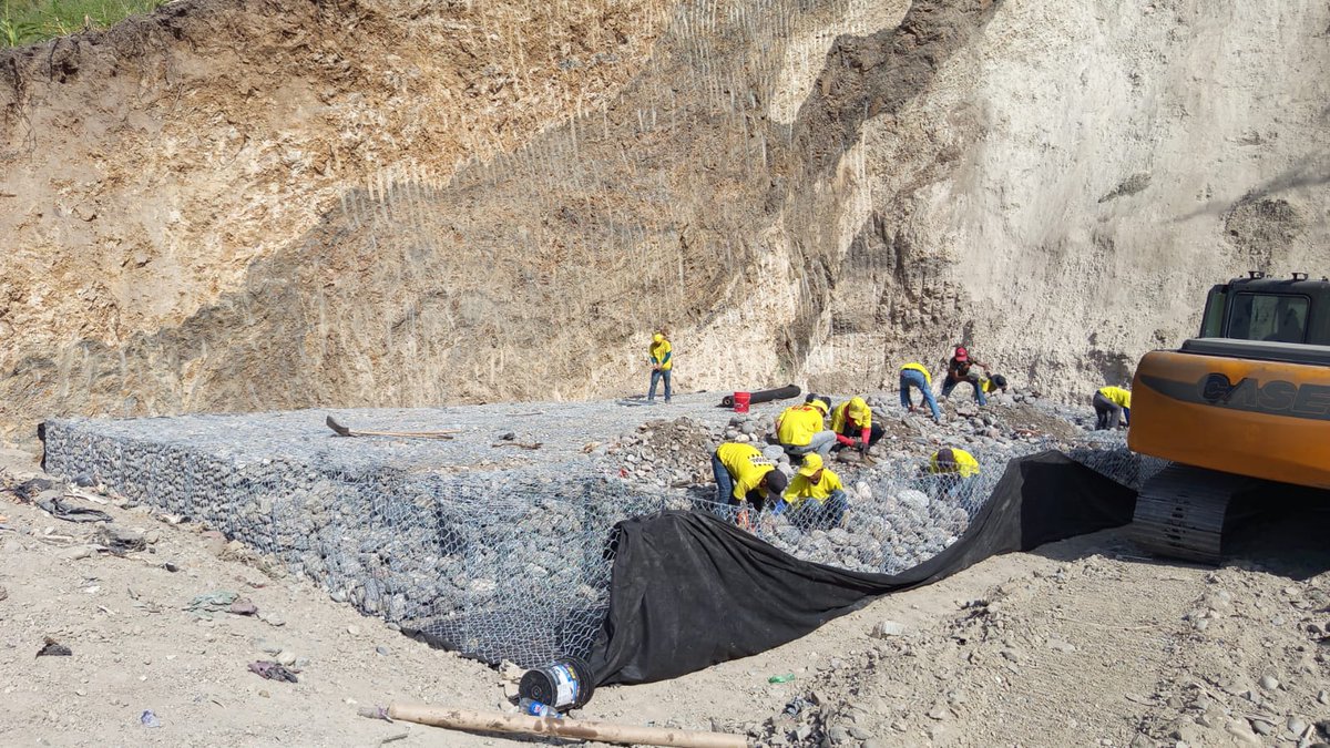 COVIAL_CIV's tweet image. ⚠️⏩ Personal y maquinaria pesada, avanzan con el armado del muro de retención de gaviones para la protección del talud en el km 76.1 de la RN-19, que conecta a Sansare en #ElProgreso con #Jalapa. 👷🏽‍♂️🚜

#MantenimientoQueConecta
#ElPuebloDignoEsPrimero