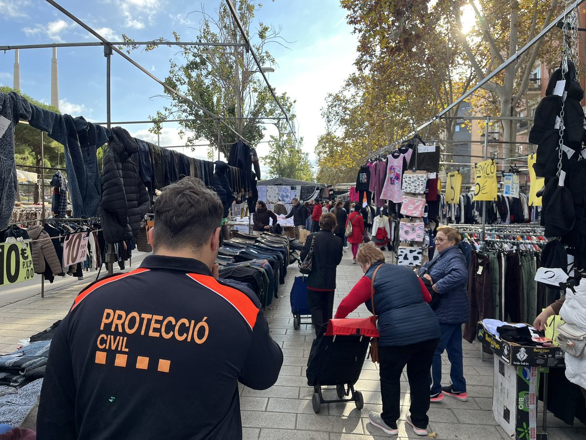AdrianencaPC's tweet image. Ayer, nuestros voluntarios realizaron un nuevo servicio preventivo en el Mercado de los Encantes. ¡Siempre al lado de los ciudadanos! #Voluntariado
#ProtecciónCivil #Compromiso @AjSantAdria