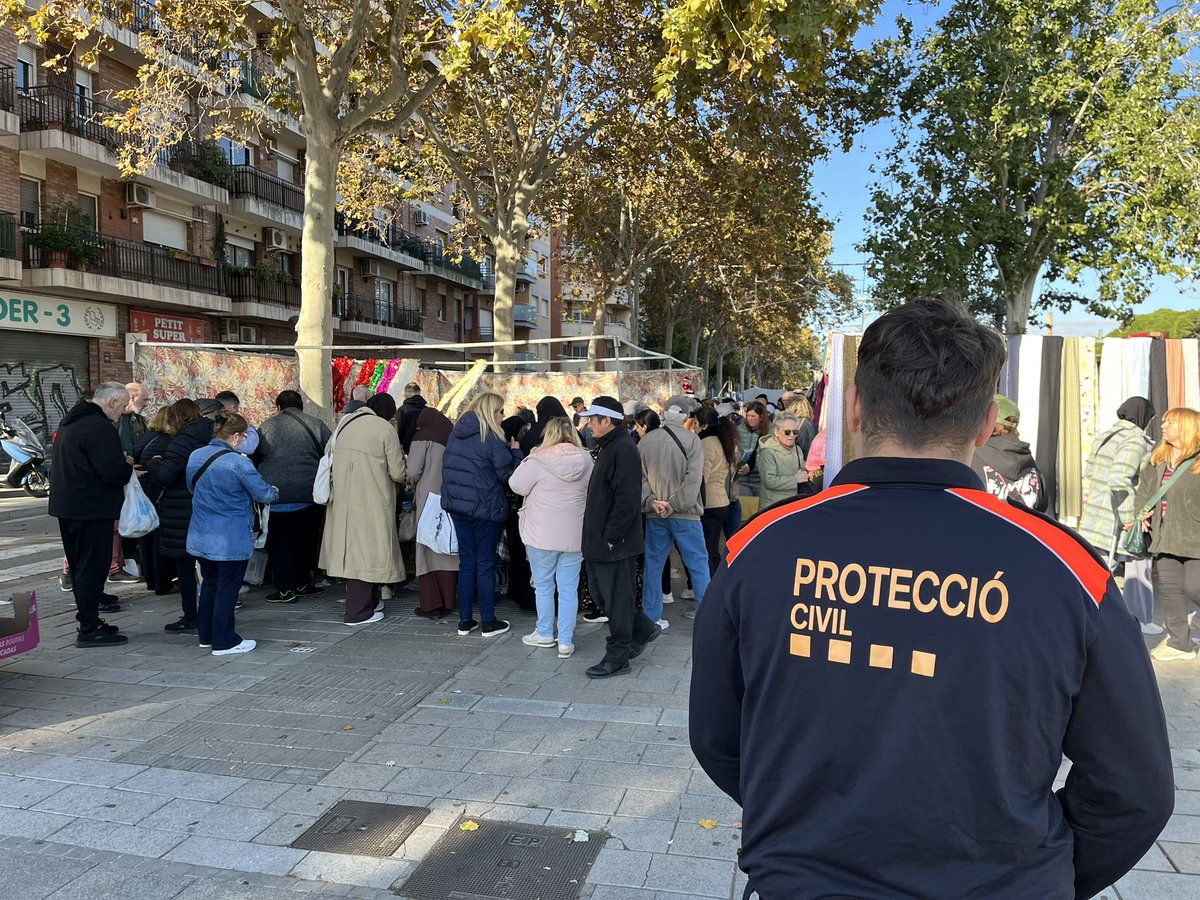 AdrianencaPC's tweet image. Ayer, nuestros voluntarios realizaron un nuevo servicio preventivo en el Mercado de los Encantes. ¡Siempre al lado de los ciudadanos! #Voluntariado
#ProtecciónCivil #Compromiso @AjSantAdria