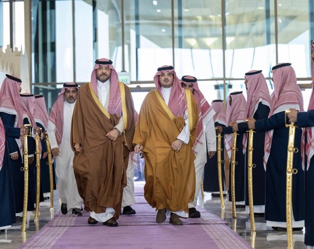 🔴 ثمّن أمير منطقة الحدود الشمالية
 زيارة سمو وزير الداخلية للمنطقة، منوهًا بجهود وزارة الداخلية ودورها في حفظ أمن الوطن وسلامة المواطنين والمقيمين.
 وعقب اللقاء، شاهد الأمير عبدالعزيز بن سعود عرضًا مرئيًا تناول الإستراتيجية والمبادرات التنموية التي تشرف الإمارة على تنفيذها.