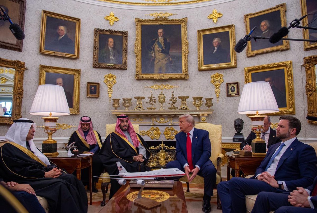 HashKSA's tweet photo. بيان مشترك بمناسبة توقيع وثيقة الشراكة الإستراتيجية للذكاء الاصطناعي بين المملكة وأمريكا: 

- توقيع وثيقة تاريخية تعزز الابتكار والتقدم التقني بين البلدين.
- تعاون يشمل أشباه الموصلات وتطبيقات الذكاء الاصطناعي وبنى تحتية متقدمة.
- شراكة تستثمر مزايا #السعودية ورائدة التقنية الأمريكية لدعم الابتكار والنمو والرخاء الاقتصادي

#محمد_بن_سلمان_في_واشنطن
#92_عاماً_من_الشراكة_والازدهار 
#MBSINUSA